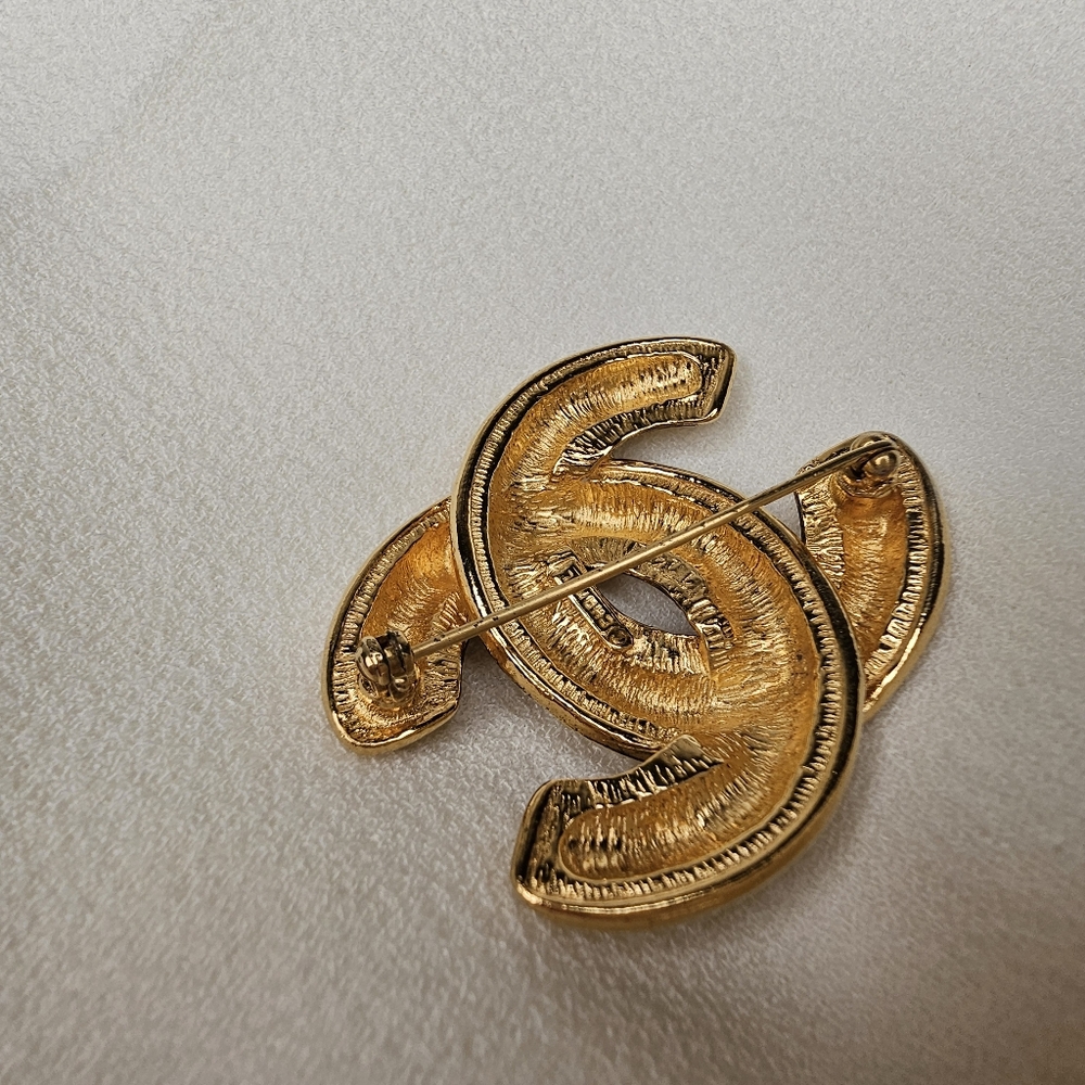 CHANEL Iconic Vintage Brooch - Picture 12 of 13